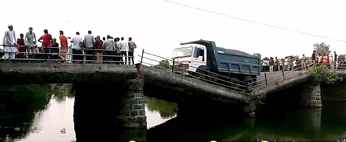 તળાજા મહુવા માર્ગ પર નાળુ બેસી ગયું