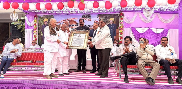 સણોસરામાં માધ્યમિક શાળાના નિવૃત્ત થતા આચાર્યનું સન્માન
