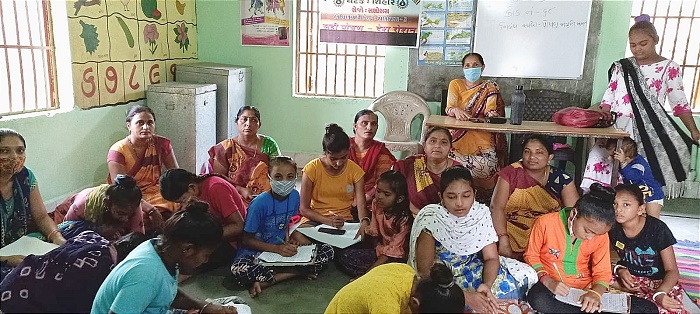 સણોસરા આંગણવાડીમાં કિશોરીઓની નિબંધ સ્પર્ધા