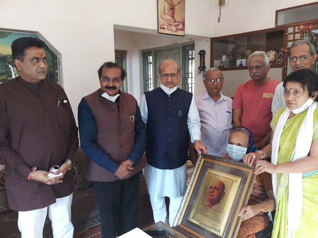 વિધાનસભાના સ્વર્ગસ્થ સભ્યશ્રીઓના પરિવારજનોને અર્પણ