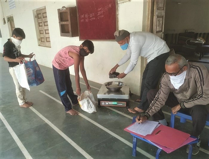 ઈશ્વરિયા શાળામાં વિદ્યાર્થીઓને અનાજ વિતરણ