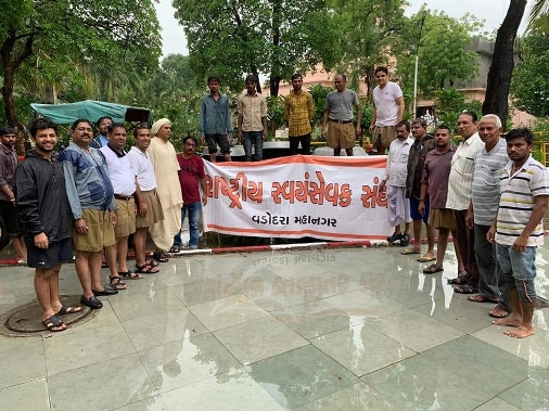 વડોદરામાં રાષ્ટ્રીય સ્વયંસેવક સંઘ દ્વારા રાહત કાર્ય